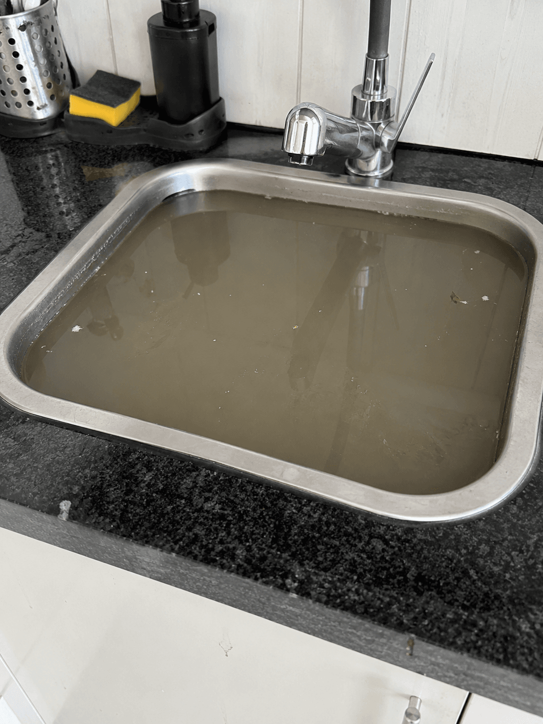 Lava-loiça entupido na cozinha, o antes e depois, desentupido com mola elétrica, fotografia da intervenção