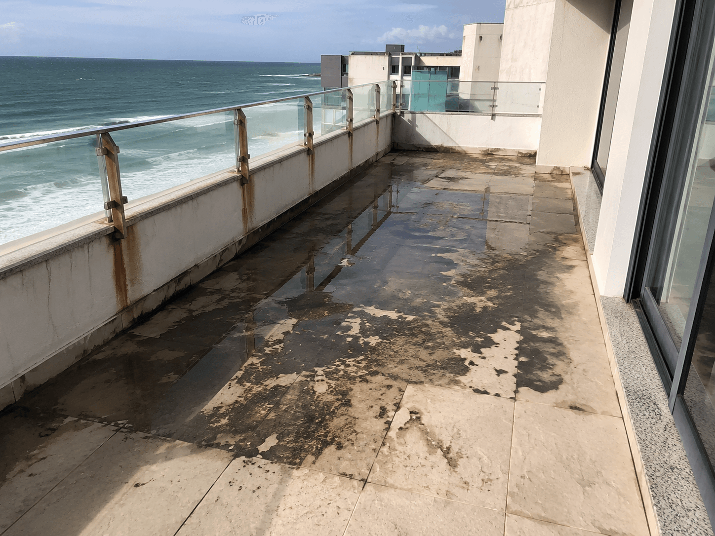 Terraços que infiltram para a sala de baixo, resolvidos na origem, fotografia da intervenção