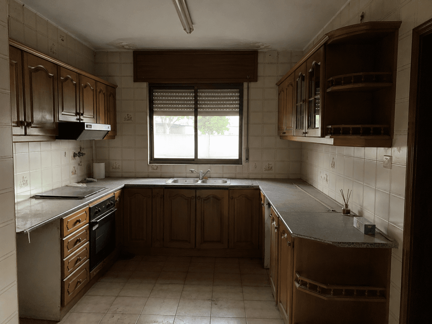 Cozinha antiga transformada, da canalização à bancada nova, fotografia da intervenção